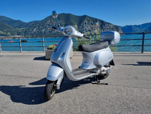 Vespa 125 blue